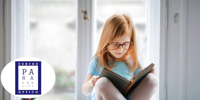 Niña estudiando